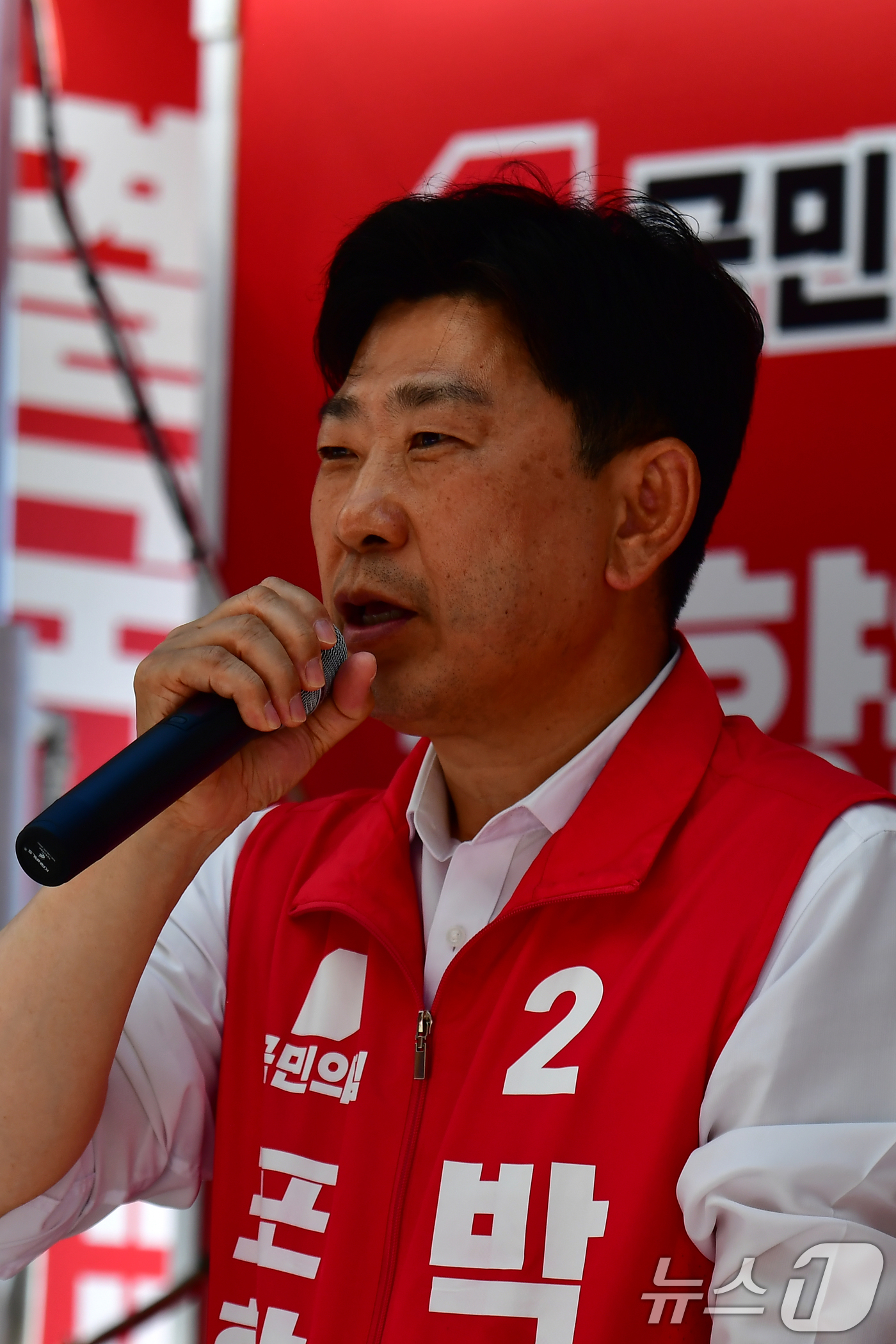 (포항=뉴스1) 최창호 기자 = 박용선 국민의힘 경북 포항시장 후보가 31일 북구 죽도시장에서 열린 합동유세에서 지지를 호소하고 있다.  2026.5.31/뉴스1