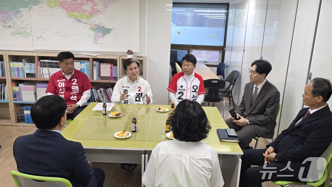 본문 이미지 - 김태흠 충남도지사 후보와 당진아산 시장 후보, 관계자들과 함께 충남형 책임돌봄 구축 방향에 대한 간담회를 가졌다.(재판매 및 DB금지)2026.5.31ⓒ 뉴스1 김태완 기자