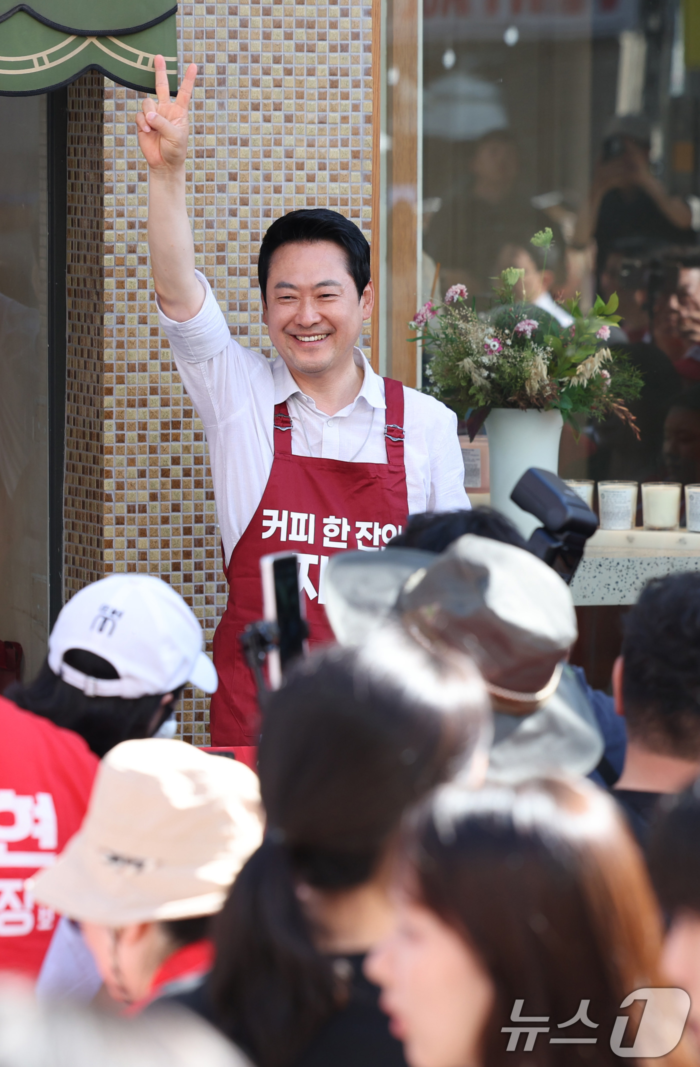 (서울=뉴스1) 신웅수 기자 = 장동혁 국민의힘 대표가 31일 서울 성동구 성수동 연무장길을 찾아 대국민 투표 참여를 호소하고 있다. 2026.5.31/뉴스1