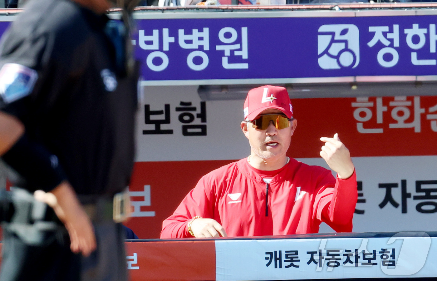 (대전=뉴스1) 김기남 기자 = 31일 대전 한화생명볼파크에서 열린 2026 신한 SOL KBO리그 SSG 랜더스와 한화 이글스의 경기에서 SSG 이숭용 감독이 작전 지시를 하고 …