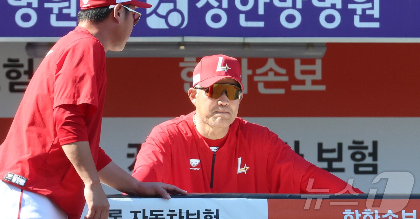 본문 이미지 - 31일 대전 한화생명볼파크에서 열린 2026 신한 SOL KBO리그 SSG 랜더스와 한화 이글스의 경기에서 SSG 이숭용 감독이 굳은 표정으로 코치진과 작전을 논의하고 있다. 2026.5.31 ⓒ 뉴스1 김기남 기자