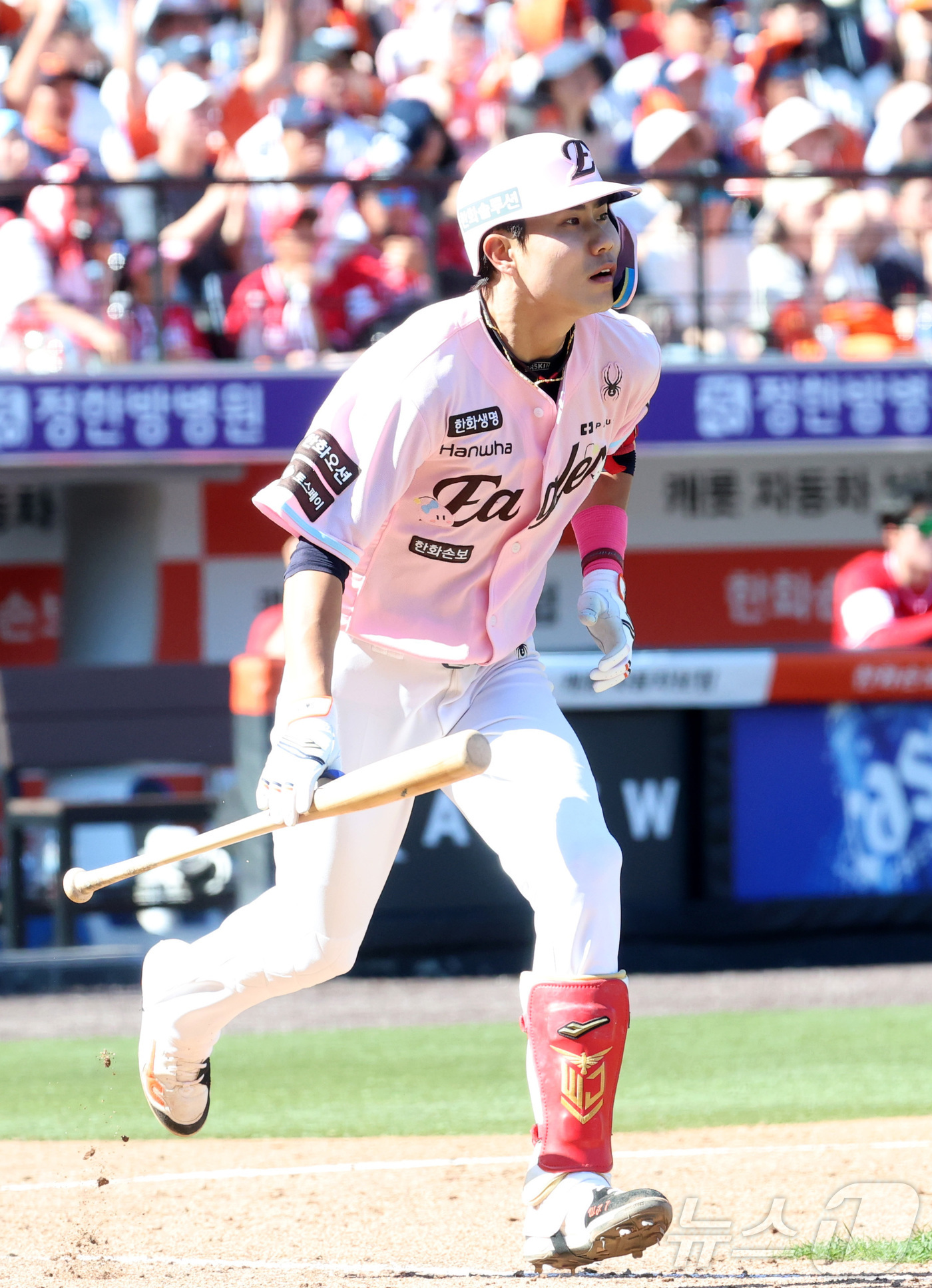 (대전=뉴스1) 김기남 기자 = 31일 대전 한화생명볼파크에서 열린 2026 신한 SOL KBO리그 SSG 랜더스와 한화 이글스의 경기에서 한화 심우준이 타격 후 배트를 들고 1루 …