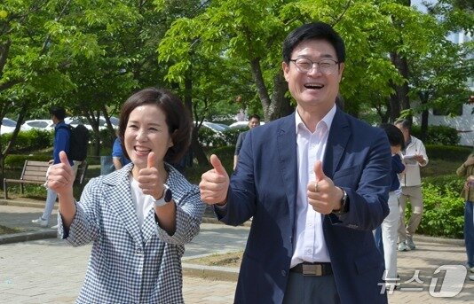 본문 이미지 - 민선 9기 강원 원주시장에 도전하는 구자열 더불어민주당 후보(오른쪽)가 지난 29일 사전투표를 마치고 배우자와 기념 사진을 촬영하고 있다. (구자열 후보 캠프 제공. 재판매 및 DB금지) 2026.5.31/뉴스1