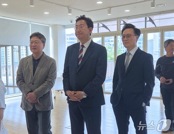 본문 이미지 - 민선 9기 강원 원주시장 연임에 도전하는 원강수 국민의힘 후보(가운데)가 29일 사전 투표에 나서기 위해 같은 당 박정하 국회의원(왼쪽), 원주기업도시 이룸교회 담임목사인 선우웅 원주시기독교연합회장과 대기하고 있다. (원강수 후보 캠프 제공. 재판매 및 DB금지) 2026.5.31/뉴스1