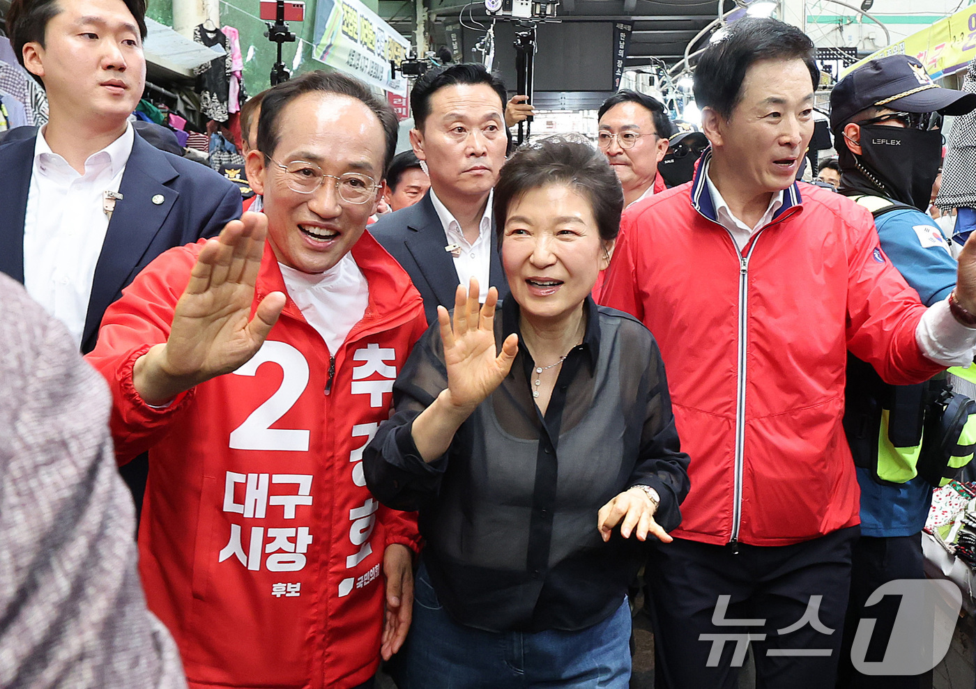 (대구=뉴스1) 공정식 기자 = 박근혜 전 대통령과 추경호 국민의힘 대구시장 후보가 31일 오후 대구 중구 서문시장을 찾아 시민과 인사 나누고 있다. 2026.5.31/뉴스1