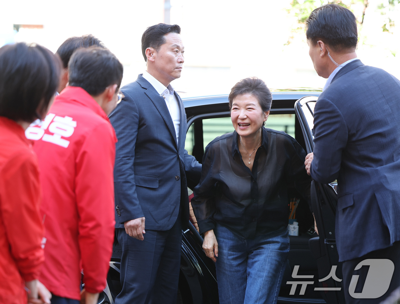 (대구=뉴스1) 공정식 기자 = 박근혜 전 대통령이 31일 오후 대구 중구 서문시장을 찾아 차량에서 내리고 있다. 2026.5.31/뉴스1