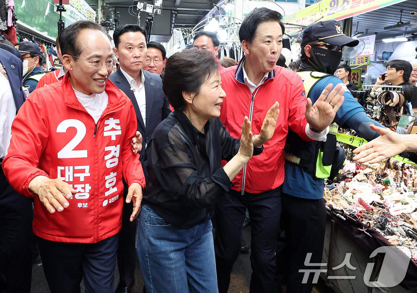 (대구=뉴스1) 공정식 기자 = 박근혜 전 대통령과 추경호 국민의힘 대구시장 후보가 31일 오후 대구 중구 서문시장을 찾아 시민과 인사 나누고 있다. 2026.5.31/뉴스1