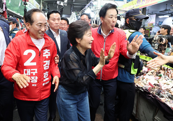 추경호 후보와 서문시장 찾은 박근혜 전 대통령