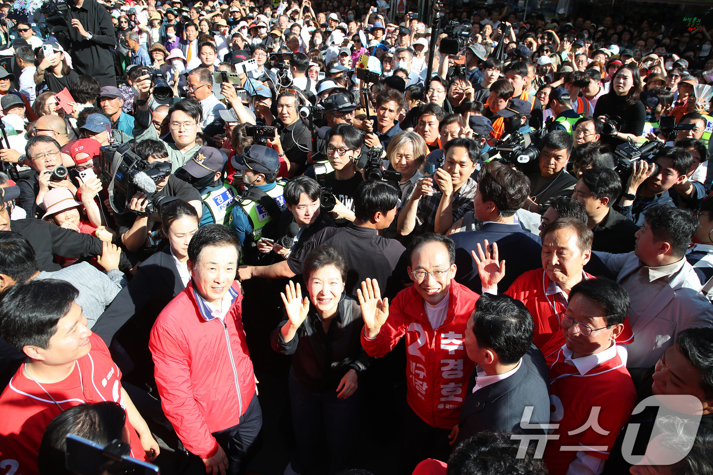 (대구=뉴스1) 공정식 기자 = 박근혜 전 대통령과 추경호 국민의힘 대구시장 후보가 31일 오후 대구 중구 서문시장을 찾은 가운데 구름 인파가 몰리고 있다. 2026.5.31/뉴스 …
