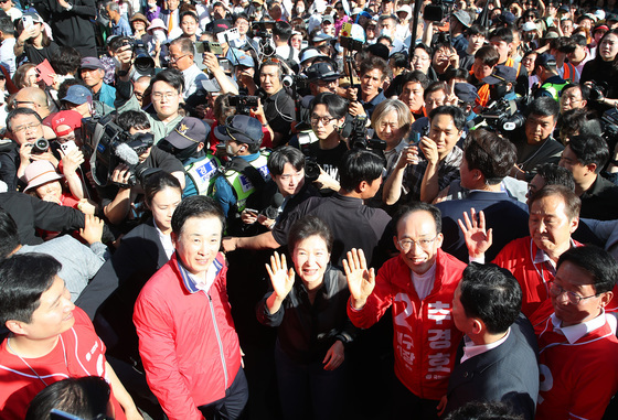 박근혜 찾은 서문시장 '구름 인파'