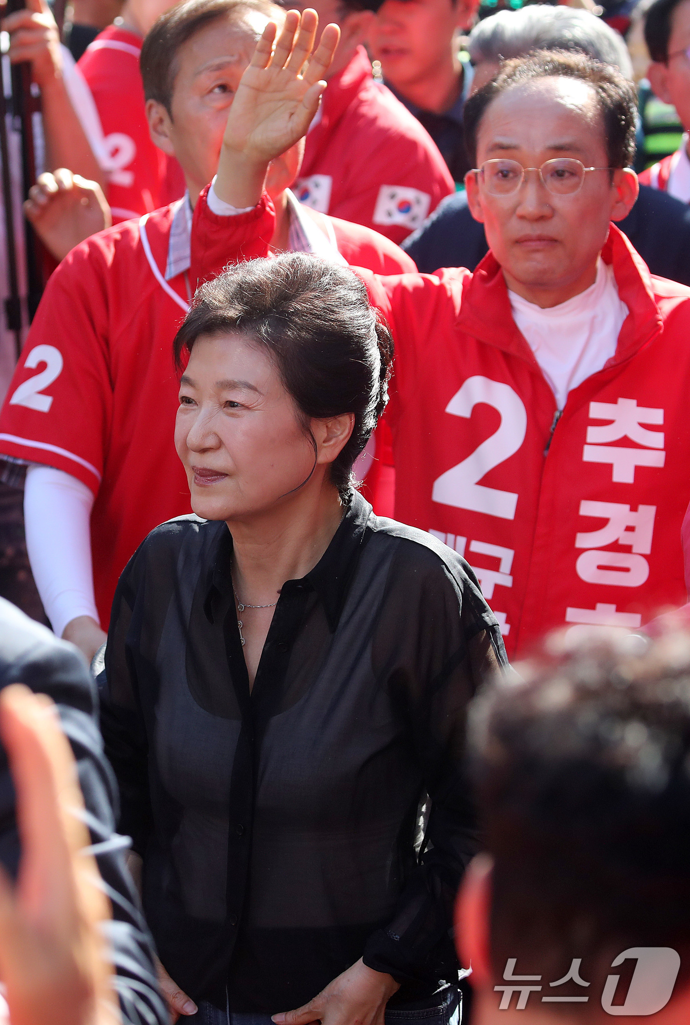 (대구=뉴스1) 공정식 기자 = 박근혜 전 대통령과 추경호 국민의힘 대구시장 후보가 31일 오후 대구 중구 서문시장을 찾아 시민과 인사 나누고 있다. 2026.5.31/뉴스1