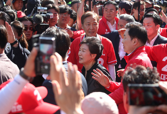 박근혜 찾은 서문시장 '구름 인파'