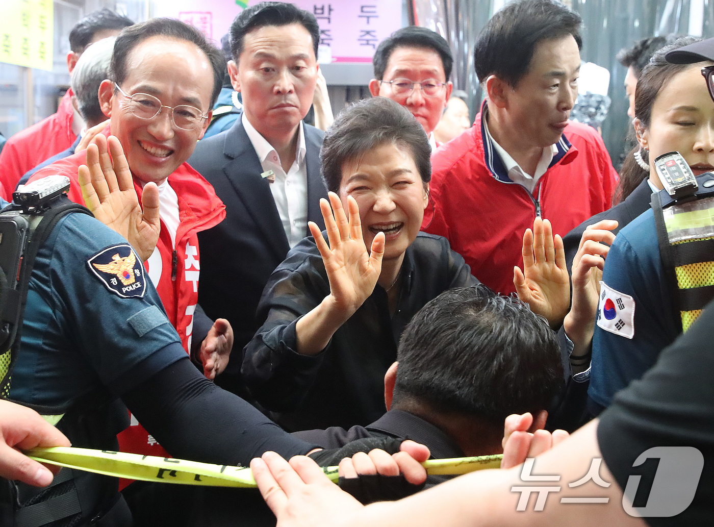 (대구=뉴스1) 공정식 기자 = 박근혜 전 대통령과 추경호 국민의힘 대구시장 후보가 31일 오후 대구 중구 서문시장을 찾아 시민과 인사 나누고 있다. 2026.5.31/뉴스1