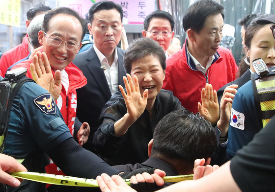손 흔드는 박근혜
