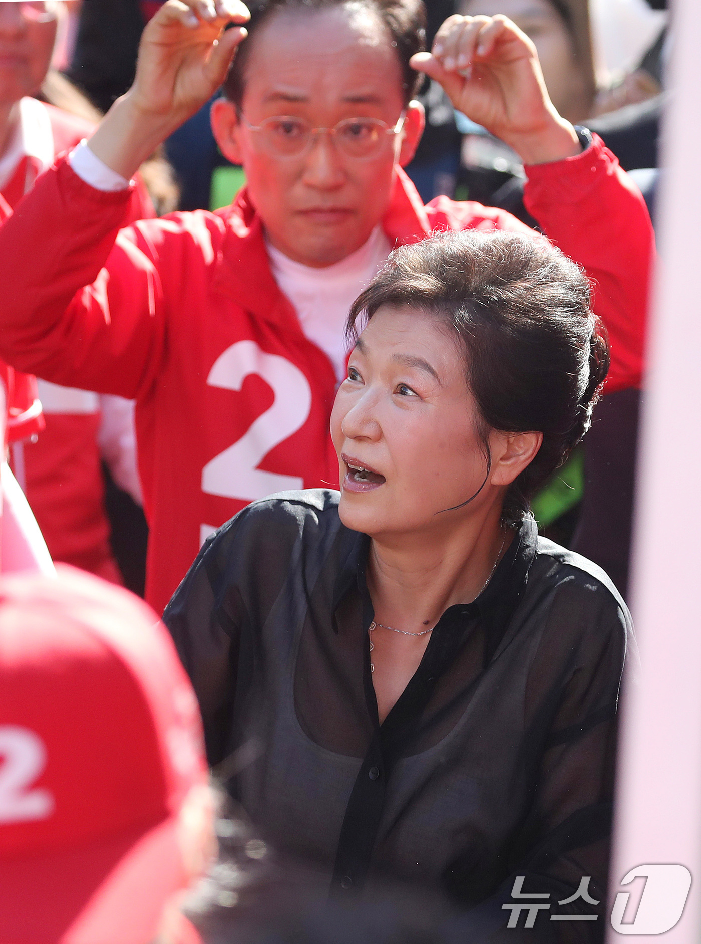 (대구=뉴스1) 공정식 기자 = 국민의힘 추경호 대구시장 후보 지원 유세에 나선 박근혜 전 대통령이 31일 오후 대구 중구 서문시장을 찾은 가운데 많은 인파에 놀라고 있다. 202 …