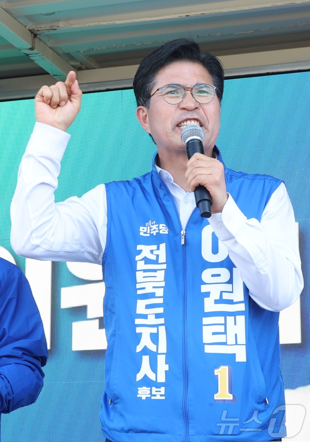 (전주=뉴스1) 유경석 기자 = 이원택 더불어민주당 전북도지사 후보가 31일 전북 전주시 모래내시장 앞에서 지지를 호소하고 있다. 2026.5.31/뉴스1