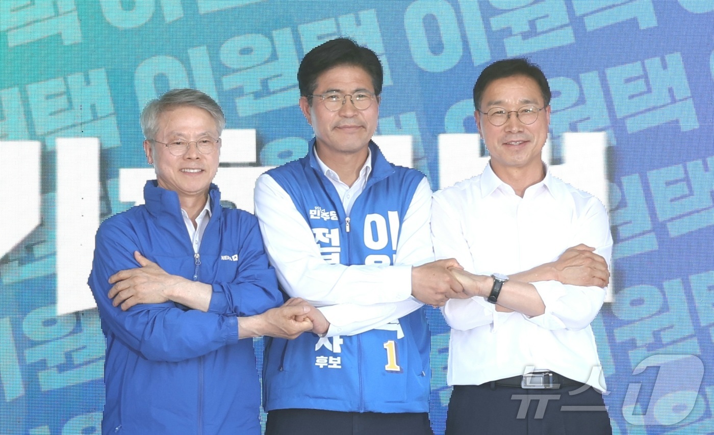 (전주=뉴스1) 유경석 기자 = 더불어민주당 후보들이 31일 전북 전주시 모래내시장 앞에서 유세에 앞서 전북·전남광주·제주 상생발전 특별정책협약식을 하고 있다. 왼쪽부터 민형배 전 …