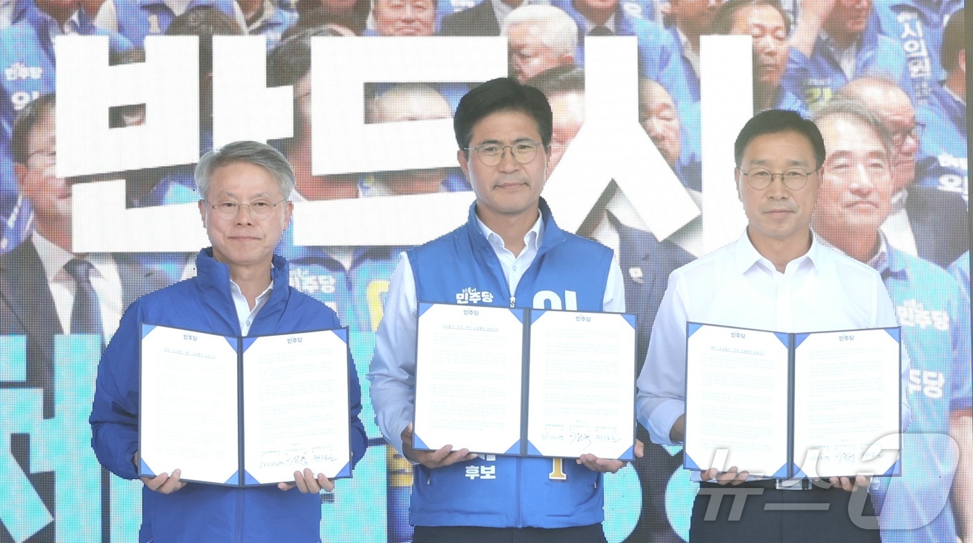(전주=뉴스1) 유경석 기자 = 더불어민주당 후보들이 31일 전북 전주시 모래내시장 앞에서 유세에 앞서 전북·전남광주·제주 상생발전 특별정책협약식을 하고 있다. 왼쪽부터 민형배 전 …