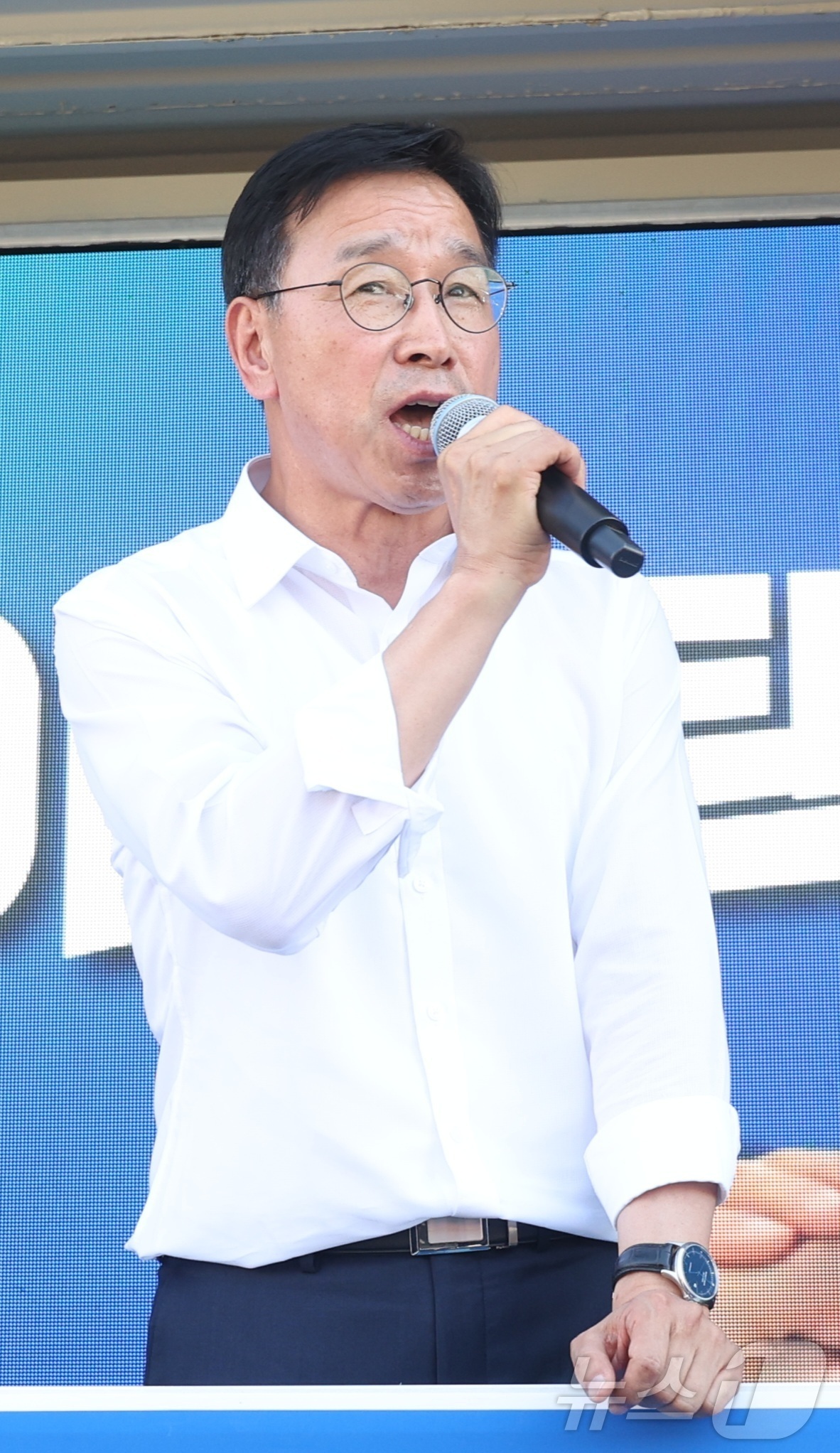 (전주=뉴스1) 유경석 기자 = 위성곤 더불어민주당 제주특별자치도지사 후보가 31일 전북 전주시 모래내시장 앞에서 이원택 전북도지사 후보 지지를 호소하고 있다. 2026.5.31/ …