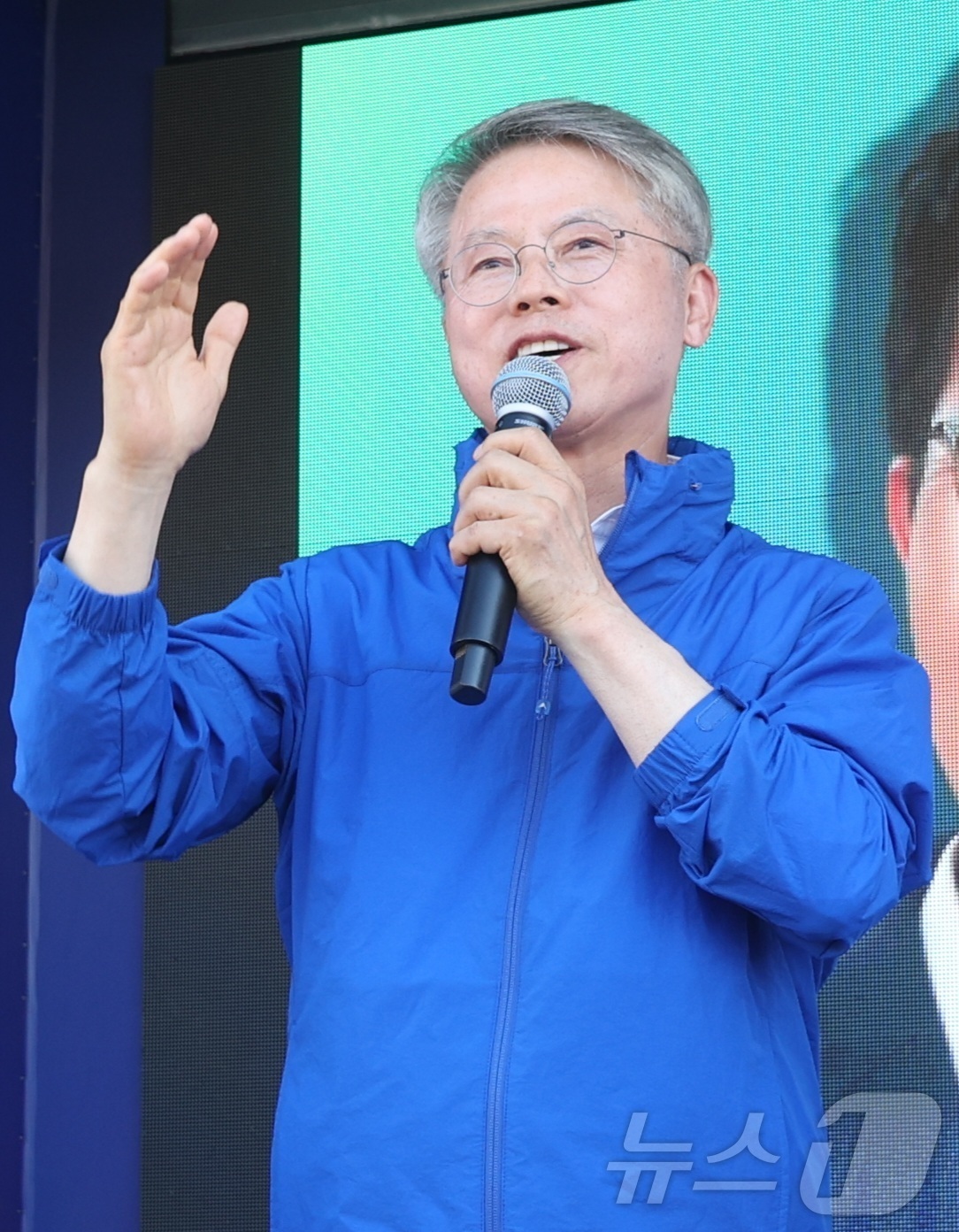 (전주=뉴스1) 유경석 기자 = 민형배 더불어민주당 전남광주통합특별시장 후보가 31일 전북 전주시 모래내시장 앞에서 이원택 전북도지사 후보 지지를 호소하고 있다. 2026.5.31 …