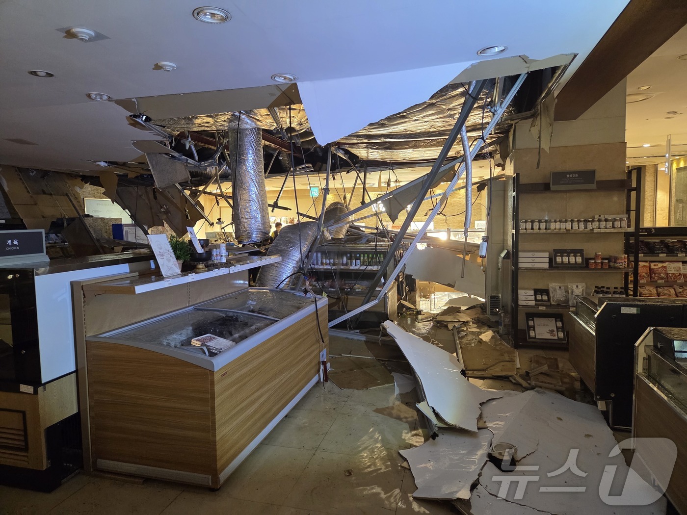 (서울=뉴스1) = 31일 오후 부산 해운대구 롯데백화점 센텀시티점 지하 1층 식품관에서 천장 일부가 무너져 150여명이 대피하는 사고가 발생했다. 이 사고로 인한 인명사고는 없는 …