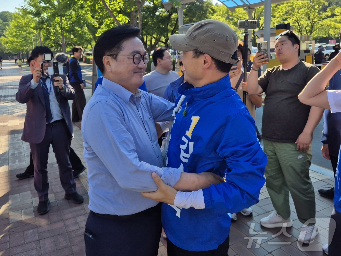 (울산=뉴스1) 박정현 기자 = 더불어민주당 우원식 전 국회의장과 김상욱 울산시장 후보가 31일 오후 울산 남구 울산대공원 앞에서 만나 포옹하고 있다. 2026.5.31/뉴스1