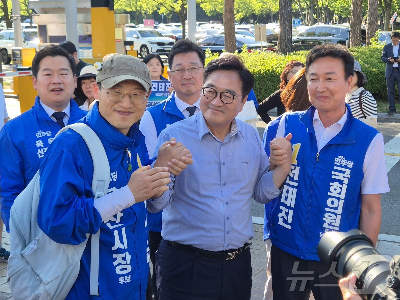 (울산=뉴스1) 박정현 기자 = 더불어민주당 우원식 전 국회의장이 31일 울산 남구 울산대공원 앞에서 김상욱 시장 후보와 전태진 남구갑 국회의원 후보의 손을 잡고 시민들에게 지지를 …