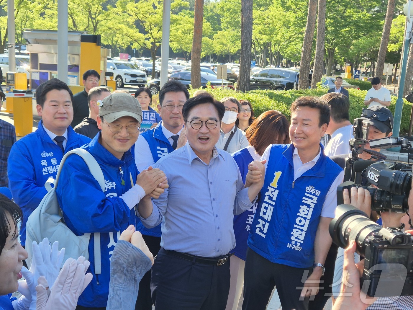 (울산=뉴스1) 박정현 기자 = 더불어민주당 우원식 전 국회의장이 31일 울산 남구 울산대공원 앞에서 김상욱 시장 후보와 전태진 남구갑 국회의원 후보의 손을 잡고 시민들에게 지지를 …