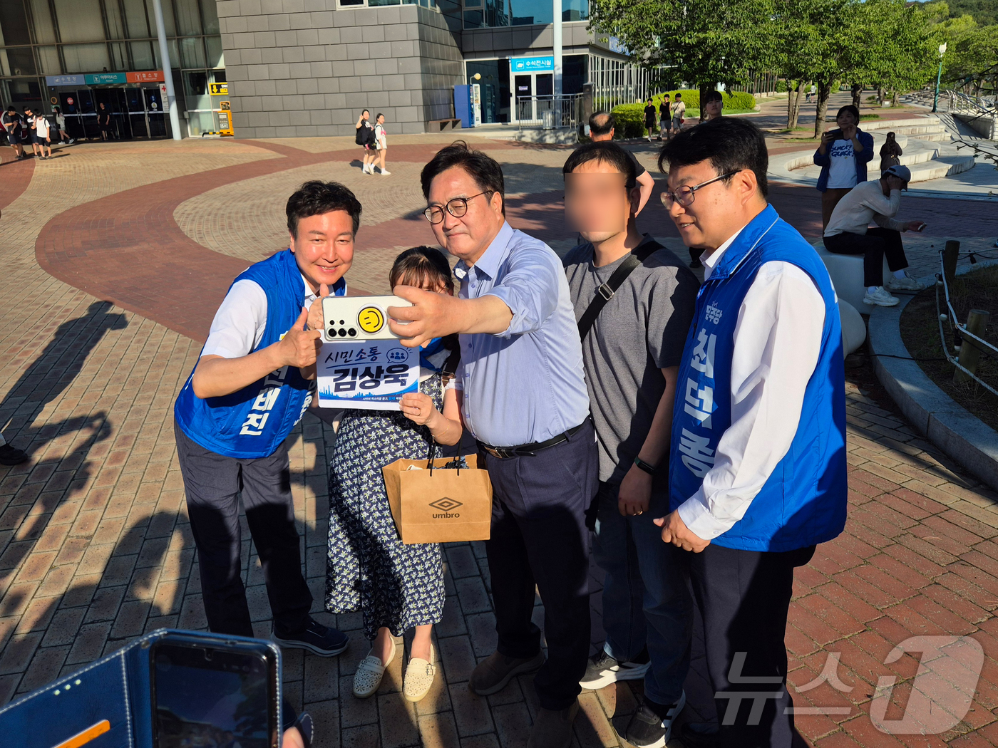 (울산=뉴스1) 박정현 기자 = 더불어민주당 우원식 전 국회의장이 31일 울산 남구 울산대공원에서 민주당 후보들의 지원 유세에 나선 가운데, 시민들과 같이 사진을 찍고 있다. 20 …