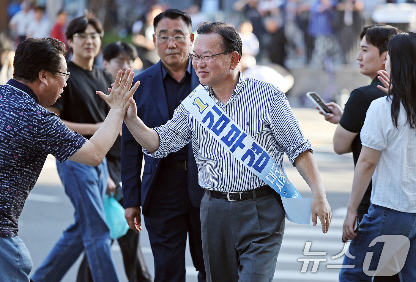 (대구=뉴스1) 공정식 기자 = 김부겸 더불어민주당 대구시장 후보가 31일 오후 대구 동구 신세계백화점 대구점 인근에서 시민들과 하이파이브를 하며 인사 나누고 있다. 2026.5. …