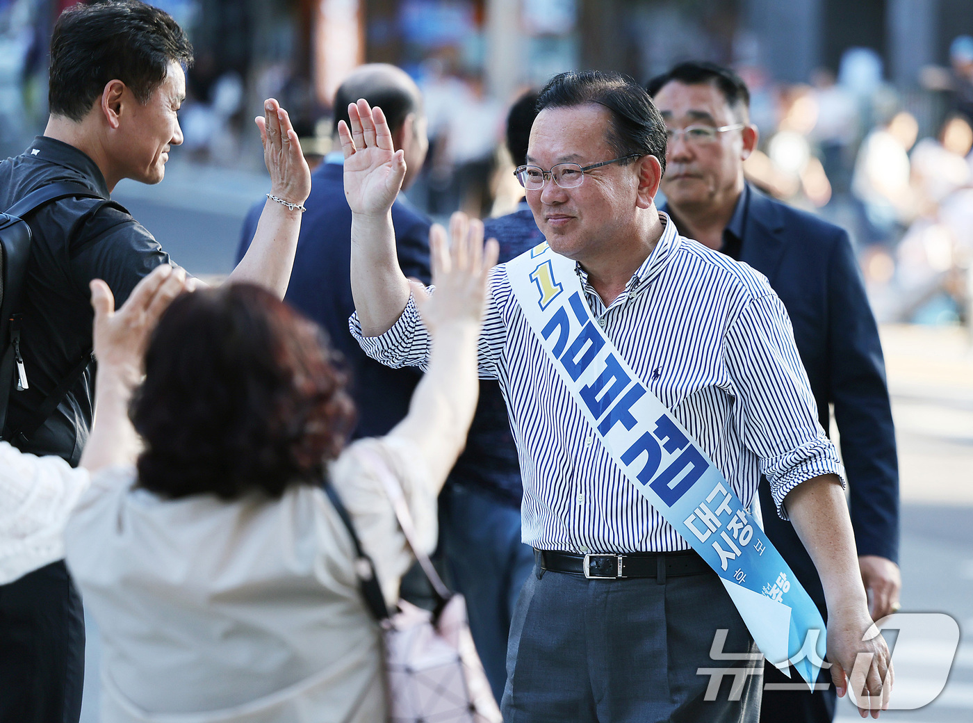 (대구=뉴스1) 공정식 기자 = 김부겸 더불어민주당 대구시장 후보가 31일 오후 대구 동구 신세계백화점 대구점 인근에서 시민들과 하이파이브를 하며 인사 나누고 있다. 2026.5. …
