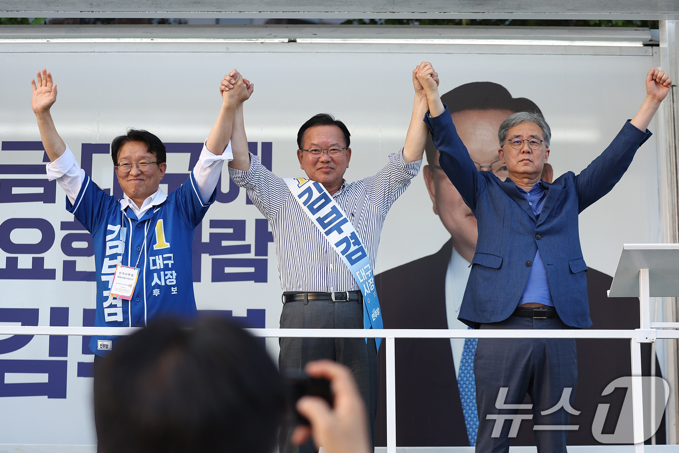 (대구=뉴스1) 공정식 기자 = 김부겸 더불어민주당 대구시장 후보(가운데)가 31일 오후 대구 동구 신세계백화점 대구점 인근에서 시민들을 향해 지지를 호소하고 있다. 왼쪽부터 권칠 …