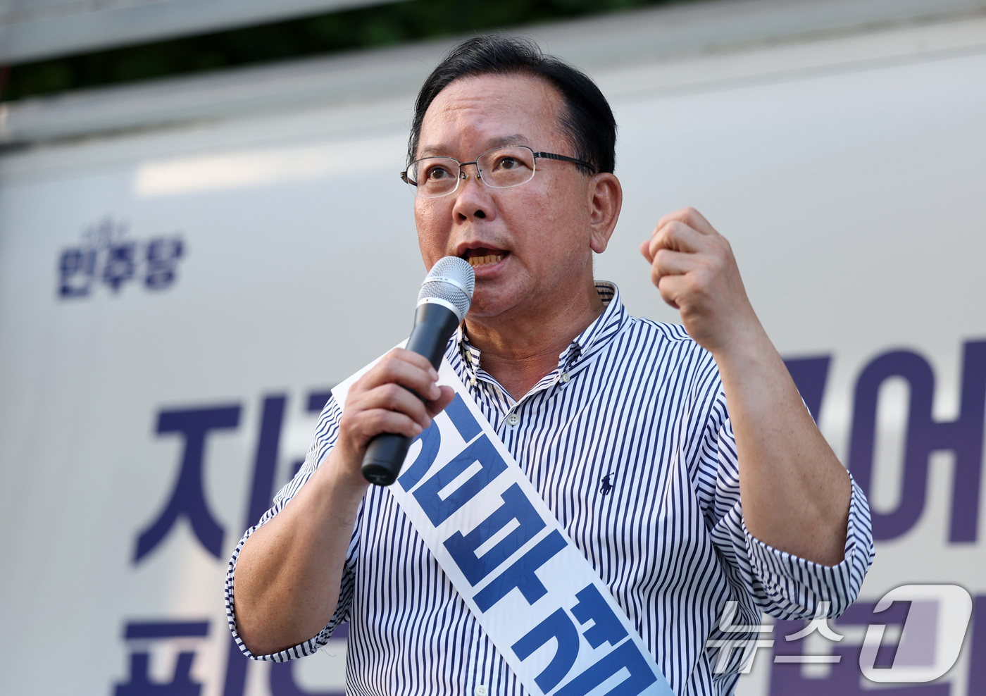 (대구=뉴스1) 공정식 기자 = 김부겸 더불어민주당 대구시장 후보가 31일 오후 대구 동구 신세계백화점 대구점 인근에서 시민들을 향해 지지를 호소하고 있다. 2026.5.31/뉴스 …