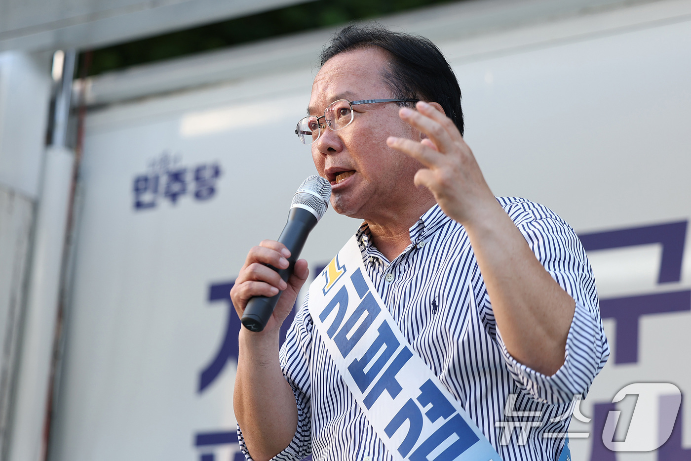(대구=뉴스1) 공정식 기자 = 김부겸 더불어민주당 대구시장 후보가 31일 오후 대구 동구 신세계백화점 대구점 인근에서 시민들을 향해 지지를 호소하고 있다. 2026.5.31/뉴스 …