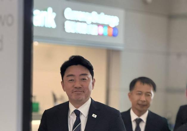 강훈식, 캐나다 특사 출국…"에너지·자원, 첨단산업 협력 확대"