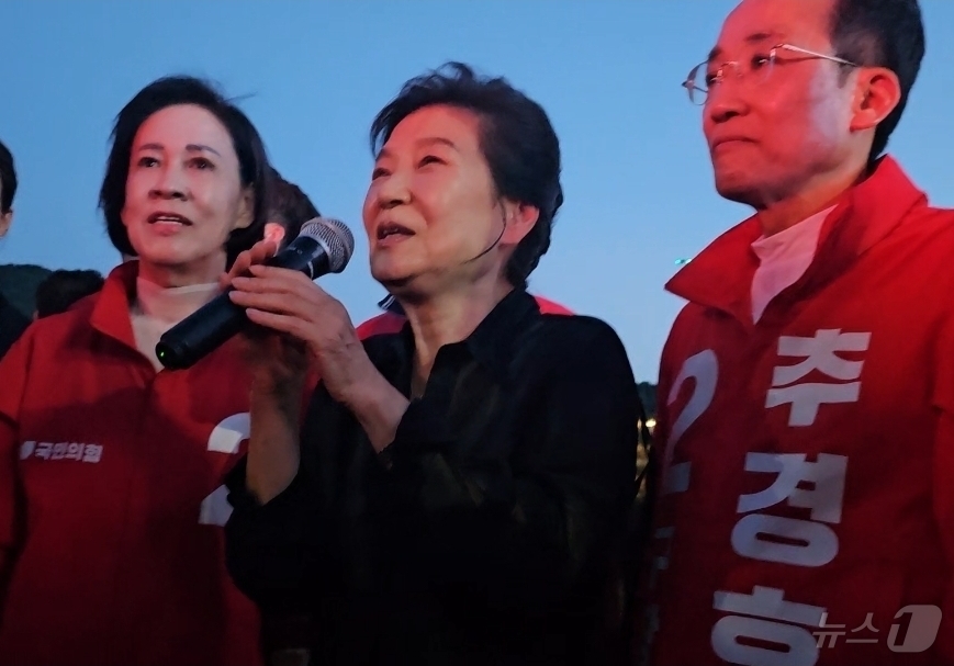 (대구=뉴스1) 남승렬 기자 = 추경호 국민의힘 대구시장 후보 지원 유세에 나선 박근혜 전 대통령이 31일 오후 대구 수성못에서 취재진과 만나 수성못을 찾은 소회를 밝히고 있다. …