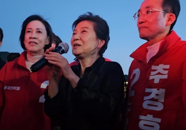 서문시장·수성못 찾은 박근혜 "추경호, 대구 경제 살릴 제1 적임자"(종합)