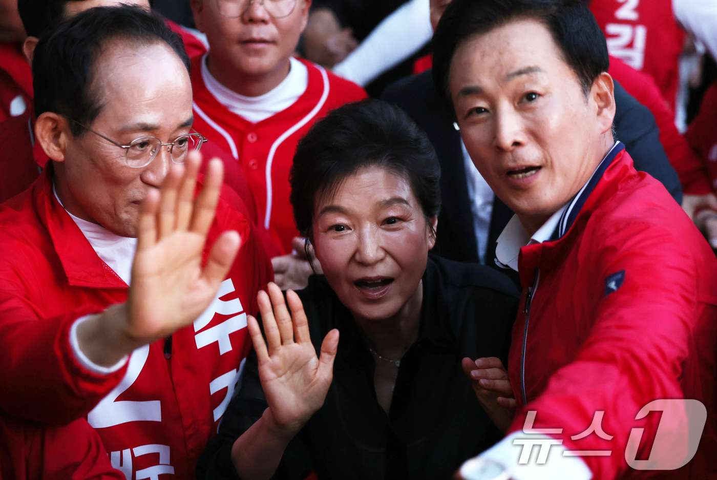 (대구=뉴스1) 공정식 기자 = 박근혜 전 대통령이 31일 오후 추경호 국민의힘 대구시장 후보, 유영하 국민의힘 의원과 함께 대구 수성못을 찾아 시민과 인사 나누고 있다. 2026 …