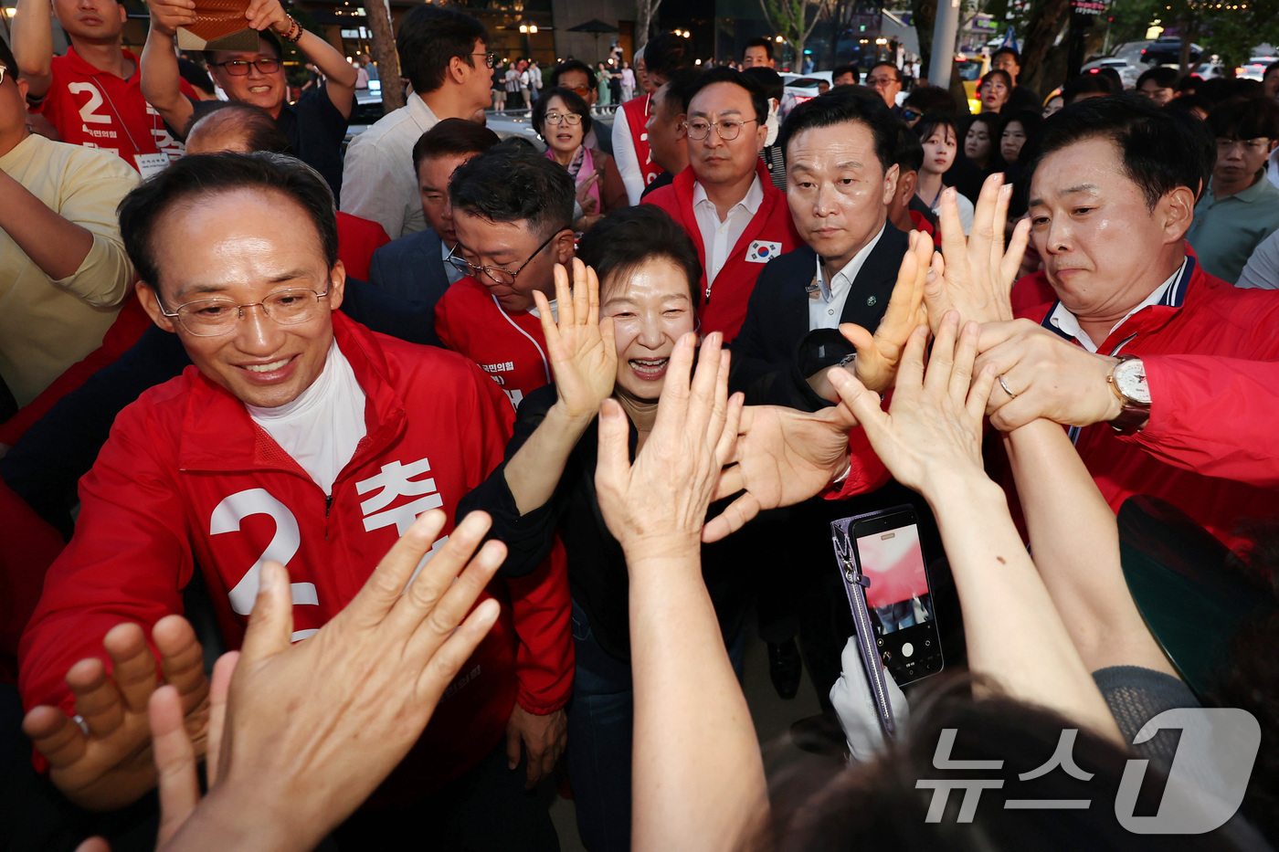 (대구=뉴스1) 공정식 기자 = 박근혜 전 대통령이 31일 오후 추경호 국민의힘 대구시장 후보, 유영하 국민의힘 의원과 함께 대구 수성못을 찾아 시민과 인사 나누고 있다. 2026 …