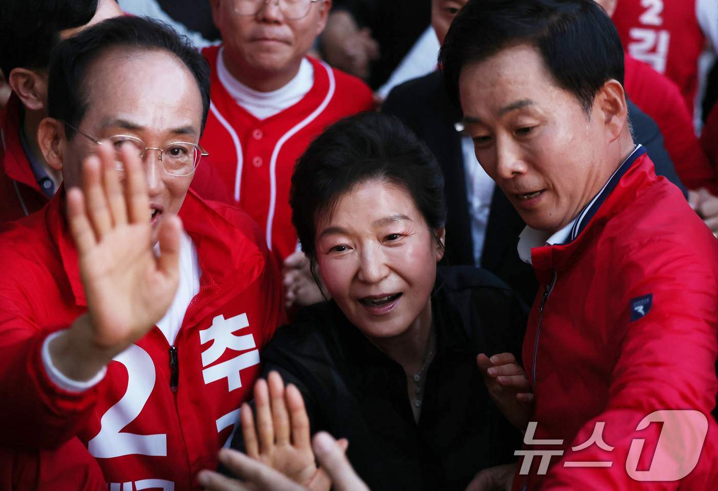 (대구=뉴스1) 공정식 기자 = 박근혜 전 대통령이 31일 오후 추경호 국민의힘 대구시장 후보, 유영하 국민의힘 의원과 함께 대구 수성못을 찾아 시민과 인사 나누고 있다. 2026 …