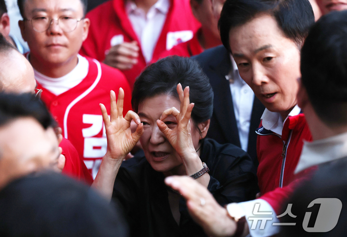(대구=뉴스1) 공정식 기자 = 박근혜 전 대통령이 31일 오후 추경호 국민의힘 대구시장 후보를 지원하기 위해 대구 수성못을 찾아 시민과 인사 나누고 있다. 2026.5.31/뉴스 …