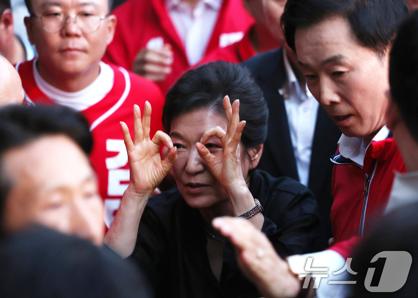 (대구=뉴스1) 공정식 기자 = 박근혜 전 대통령이 31일 오후 추경호 국민의힘 대구시장 후보를 지원하기 위해 대구 수성못을 찾아 시민과 인사 나누고 있다. 2026.5.31/뉴스 …