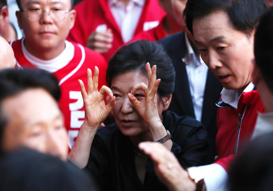 박근혜, 수성못 찾아 시민과 인사