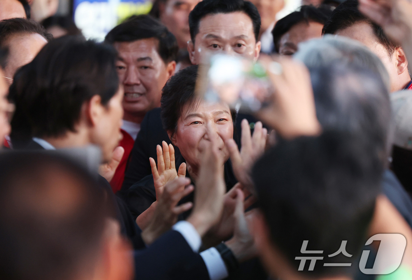 (대구=뉴스1) 공정식 기자 = 박근혜 전 대통령이 31일 오후 추경호 국민의힘 대구시장 후보를 지원하기 위해 대구 수성못을 찾아 시민과 인사 나누고 있다. 2026.5.31/뉴스 …