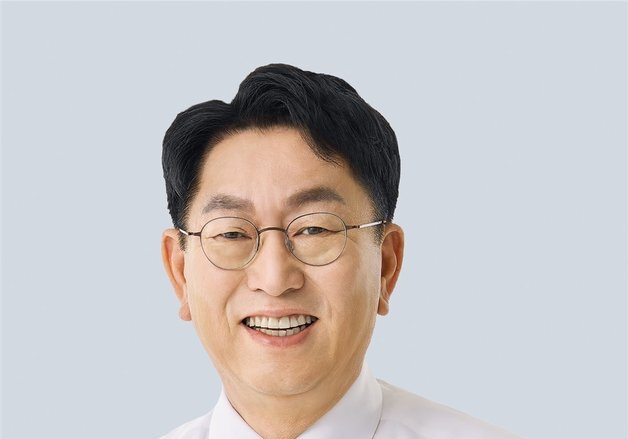 '뽀뽀 강요 논란' 與우형찬 양천구청장 후보 "아기·부모님께 사과"