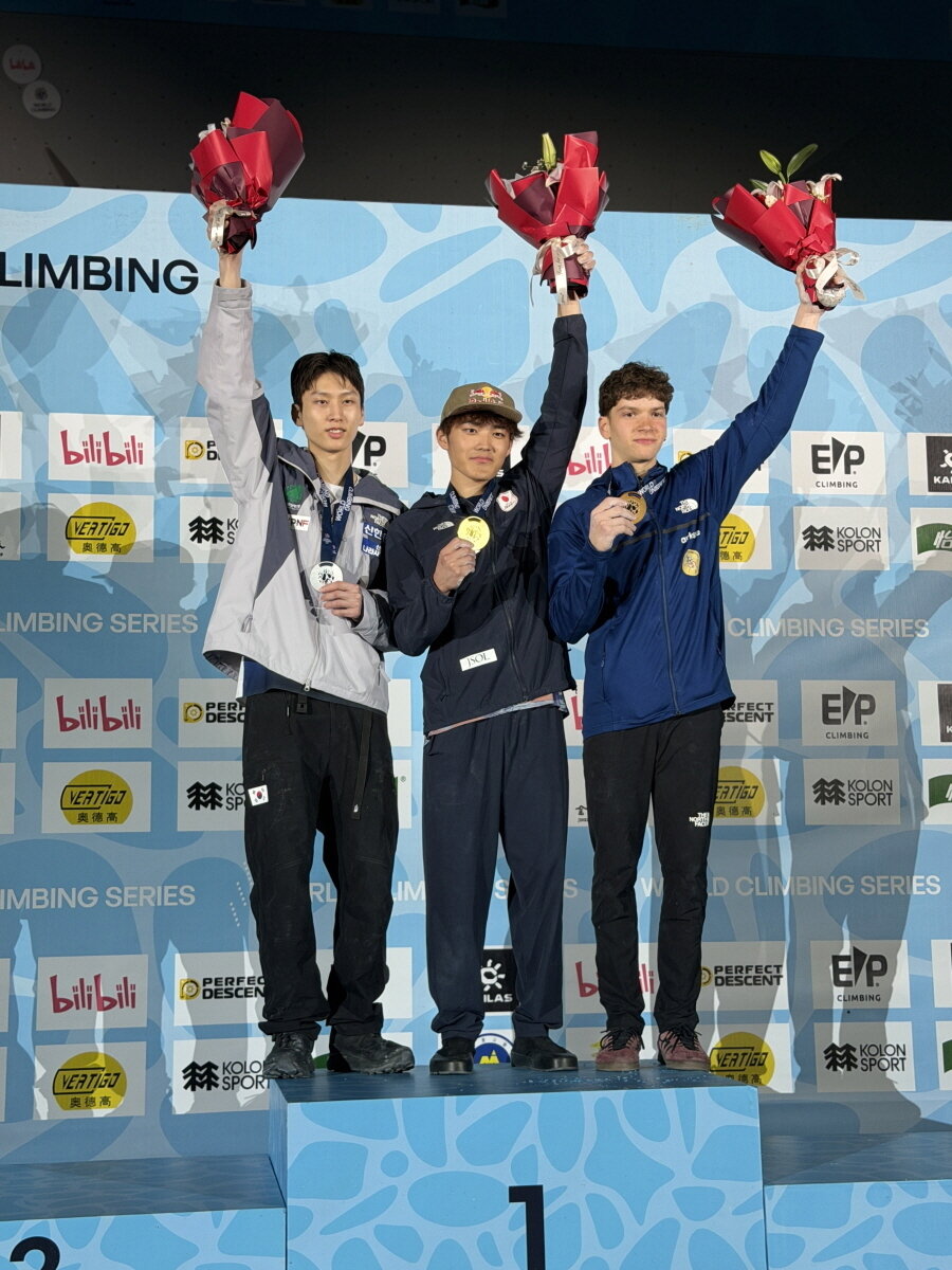 본문 이미지 - 스포츠클라이밍 국가대표 이도현(왼쪽)이 3일 열린 2026 월드클라이밍시리즈 1차 대회에서 남자부 볼더링 은메달을 땄다. (대한산악연맹 제공)