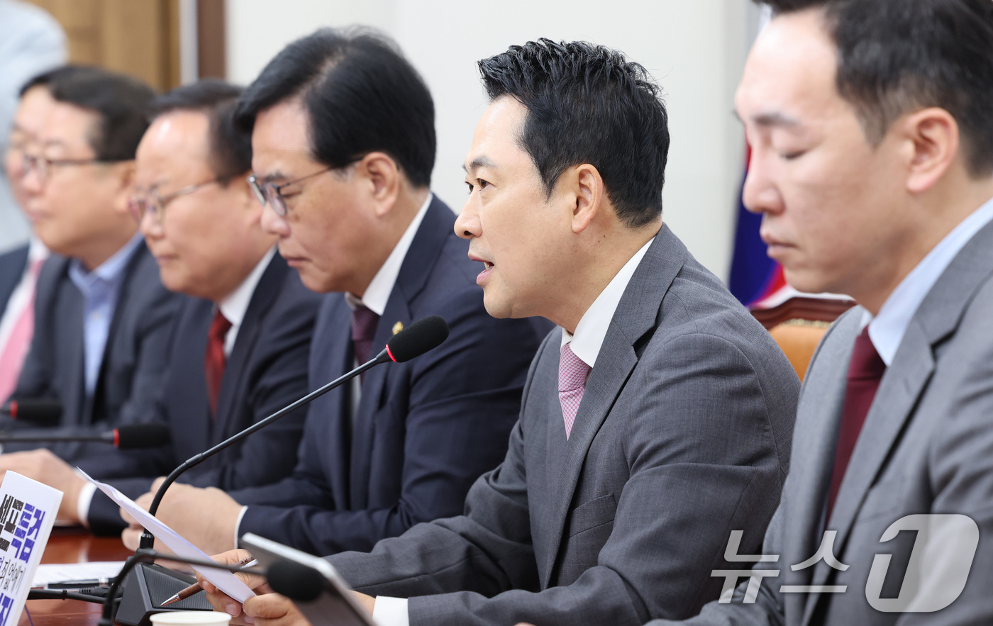 (서울=뉴스1) 신웅수 기자 = 장동혁 국민의힘 대표가 4일 서울 여의도 국회에서 열린 최고위원회의에서 발언하고 있다. 2026.5.4/뉴스1