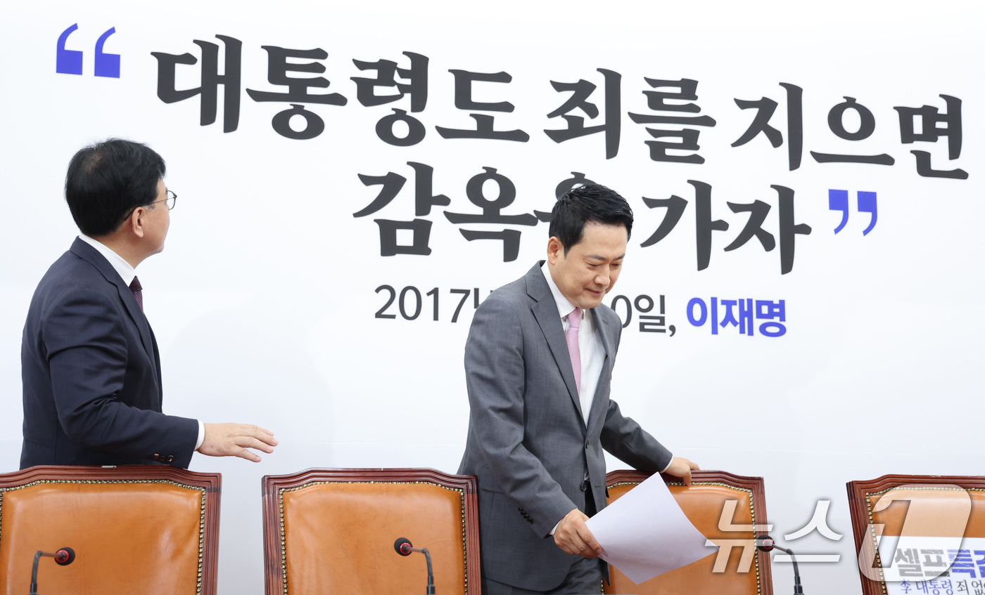 (서울=뉴스1) 신웅수 기자 = 장동혁 국민의힘 대표와 송언석 원내대표가 4일 서울 여의도 국회에서 열린 최고위원회의에 참석하고 있다. 2026.5.4/뉴스1