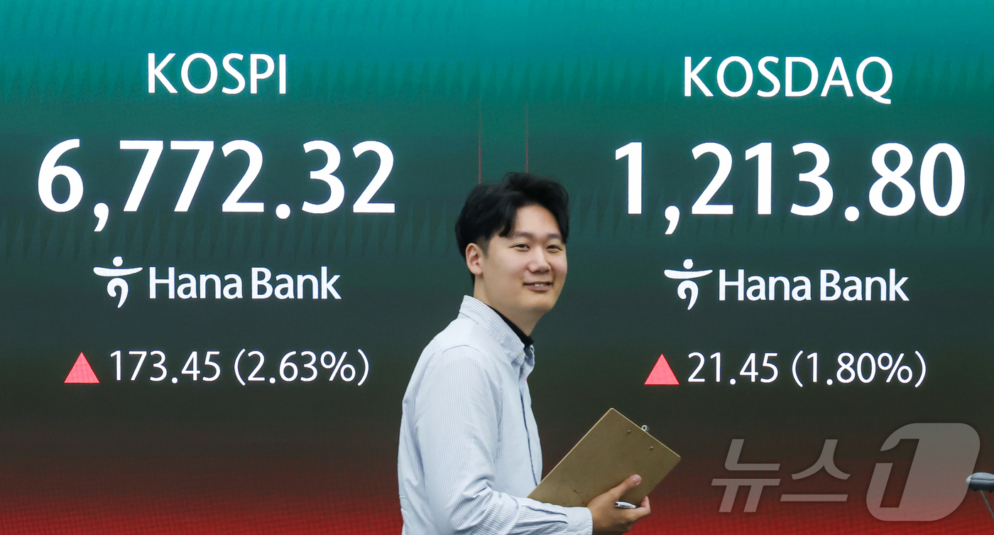 (서울=뉴스1) 이종수 인턴기자 = 4일 서울 중구 하나은행 딜링룸 전광판에 코스피와 코스닥 지수가 표시돼 있다.이날 코스피는 전 거래일 대비 184.06포인트(2.79%) 오른 …