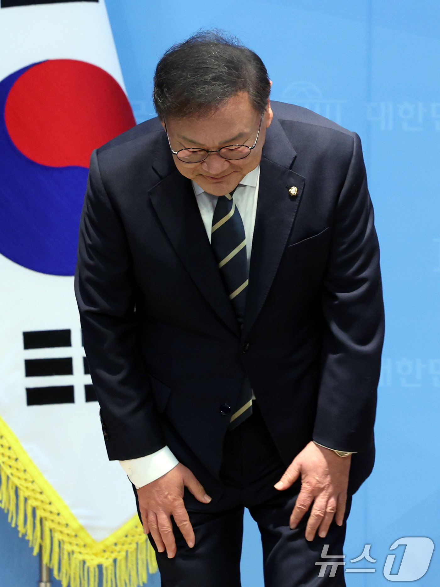 (서울=뉴스1) 황기선 기자 = 김태년 더불어민주당 의원이 4일 오전 서울 여의도 국회 소통관에서 제22대 국회   하반기 국회의장 출마 기자회견 전 인사를 하고 있다.  2026 …